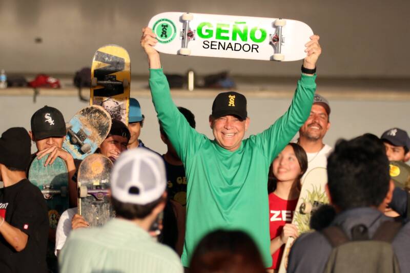 GEÑO HERNÁNDEZ CON LOS JÓVENES RUMBO AL SENADO