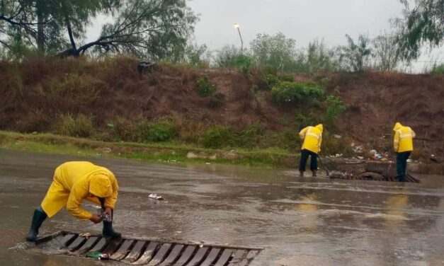 GOBIERNO DE REYNOSA A TRAVÉS DE PROTECCIÓN CIVIL REALIZA TRABAJOS DE LIMPIEZA EN DRENAJES Y ALCANTARILLADOS