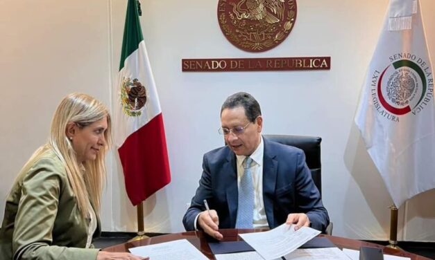 Maki Ortiz recibe su Constancia como Senadora de la República