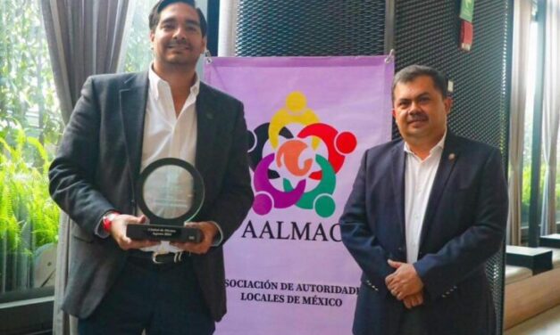 Carlos Peña Ortiz recibe Honorable Distinción de la AALMAC
