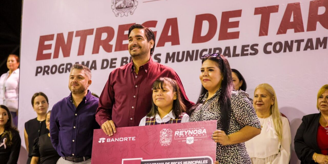 ENTREGAN TARJETAS DE LAS BECAS MUNICIPALES “CONTAMOS CONTIGO 2024”