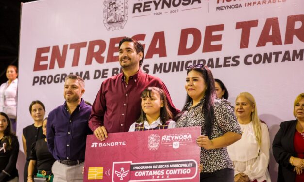 ENTREGAN TARJETAS DE LAS BECAS MUNICIPALES “CONTAMOS CONTIGO 2024”