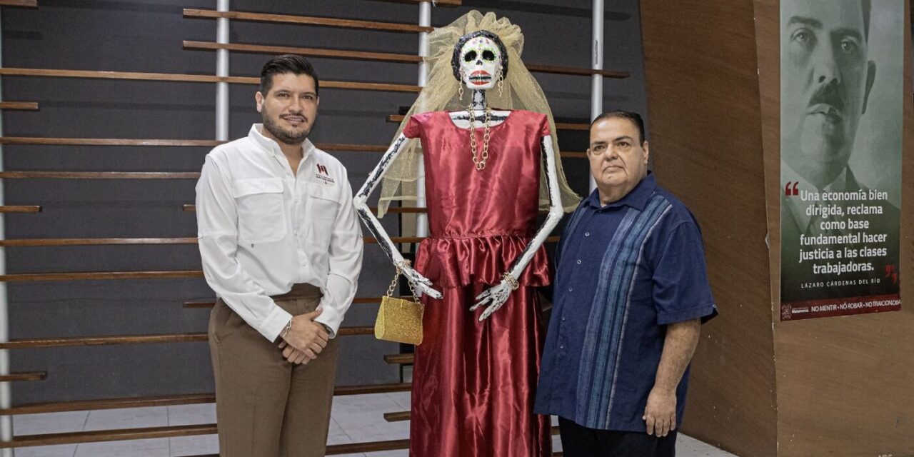 ARTISTA PLÁSTICO REGALA CATRINA AL ALCALDE ALBERTO GRANADOS
