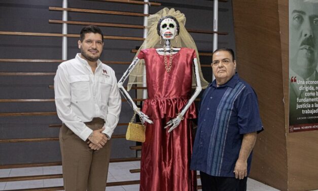 ARTISTA PLÁSTICO REGALA CATRINA AL ALCALDE ALBERTO GRANADOS