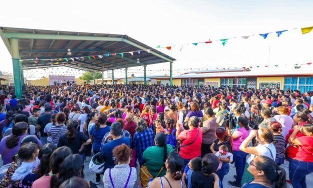 RECORRE LA CIUDAD EL ALCALDE CARLOS PEÑA ORTIZ ENTREGANDO BECAS DE ESTUDIOS