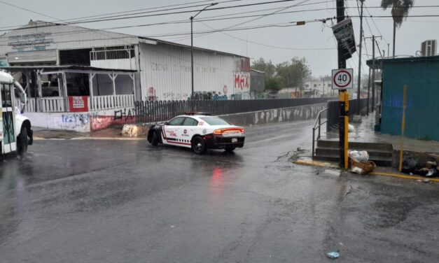 CIERRA POLICÍA VIAL CALLES CON ACUMULACIÓN DE AGUA EN REYNOSA