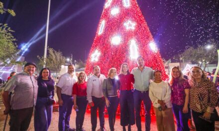 REYNOSA SE ILUMINA CON ESPERANZA AL ENCENDER EL PINO NAVIDEÑO EN LA PLAZA DE LA REPÚBLICA