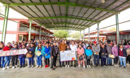 IMPULSAN EDUCACIÓN EN REYNOSA CON ENTREGA DE BECAS RITA CETINA EN SECUNDARIA TÉCNICA 45