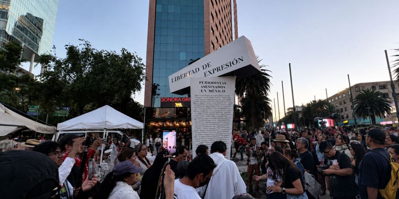 PERIODISTAS INAUGURAN ANTIMONUMENTO POR LA LIBERTAD DE EXPRESIÓN EN LA “ESQUINA DE LA INFORMACIÓN” EN LA CDMX