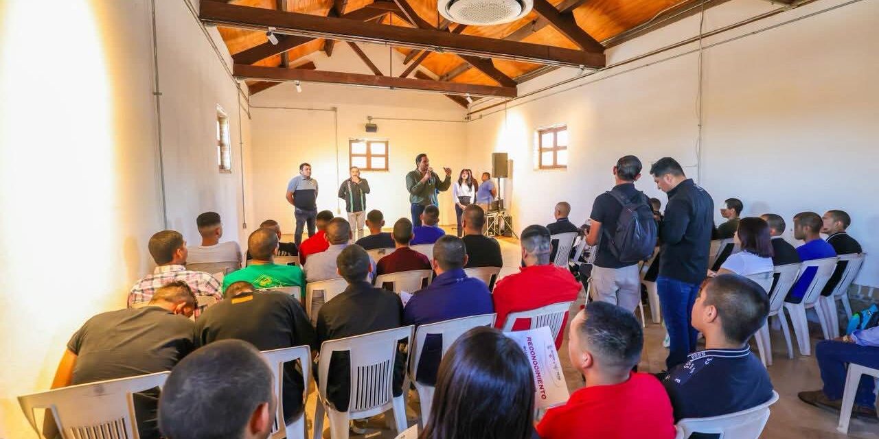 ENTREGA CARLOS PEÑA ORTIZ DIPLOMAS A JÓVENES QUE CONCLUYERON SU REHABILITACIÓN EN EL PROGRAMA “TAZO DORADO”