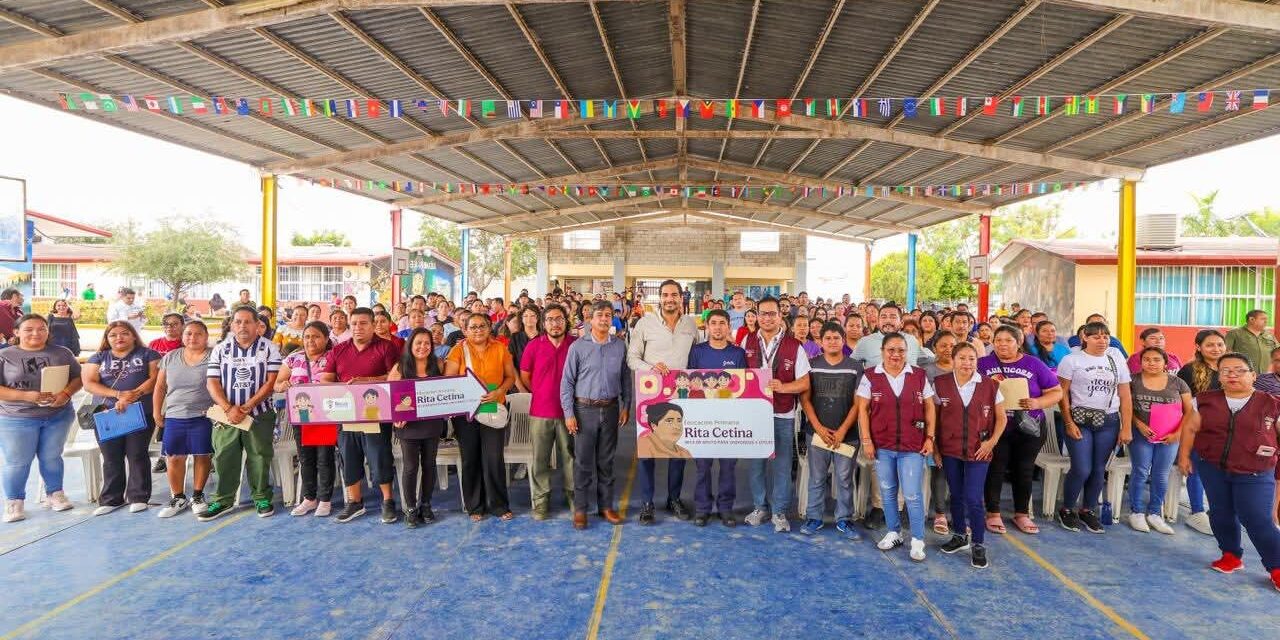 ENTREGA CARLOS PEÑA ORTIZ TARJETAS DE LA BECA “RITA CETINA” A ESTUDIANTES DE PRIMARIA