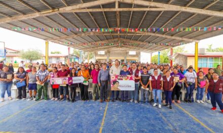 ENTREGA CARLOS PEÑA ORTIZ TARJETAS DE LA BECA “RITA CETINA” A ESTUDIANTES DE PRIMARIA