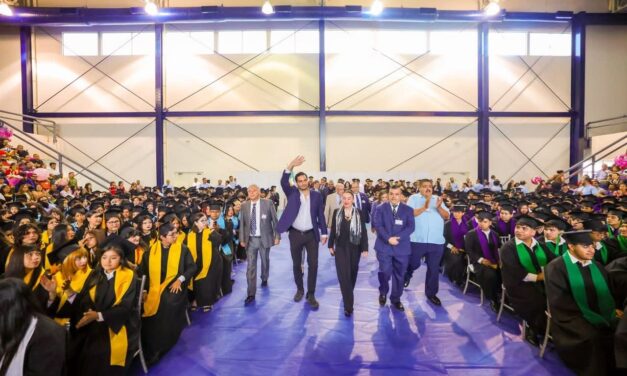 ALCALDE CARLOS PEÑA ORTIZ ACOMPAÑA GRADUACIÓN DE LA GENERACIÓN LIII DEL CBTIS 7